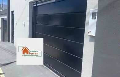 Imagem: A casa possui 3 Dormitórios, 2 Banheiros, 2 Vagas na garagem