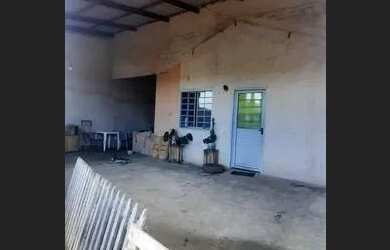 Imagem: A casa possui 2 Dormitórios, 3 Vagas na garagem e 100m² de