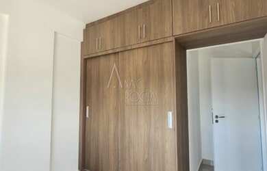 Imagem: O apartamento possui 3 Dormitórios, 1 Banheiro, 2 Vagas na