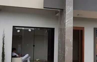 Imagem: A casa possui 3 Dormitórios, 2 Banheiros, 1 Vaga na garagem