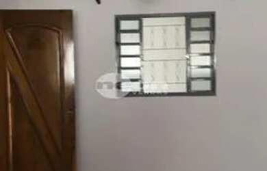 Imagem: A casa possui 3 Dormitórios, 2 Banheiros, 4 Vagas na garagem