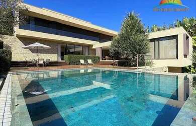 Imagem: A casa em condomínio possui 5 Dormitórios, 5 Banheiros, 5