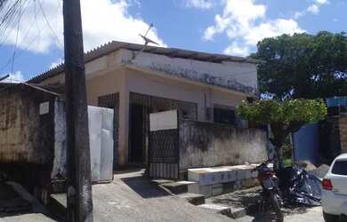 Imagem: A casa possui 2 Dormitórios, 1 Banheiro, 2 Vagas na garagem