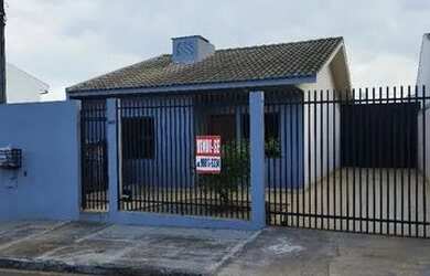 Imagem: A casa possui 2 Dormitórios, 2 Banheiros, 3 Vagas na garagem