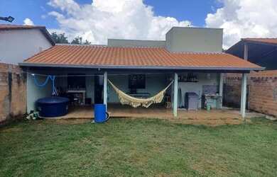 Imagem: A casa possui 2 Dormitórios, 1 Banheiro, 2 Vagas na garagem