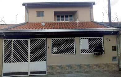 Imagem: A casa possui 2 Dormitórios, 1 Banheiro, 2 Vagas na garagem