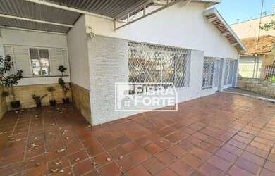 Imagem: A casa possui 3 Dormitórios, 2 Banheiros, 3 Vagas na garagem