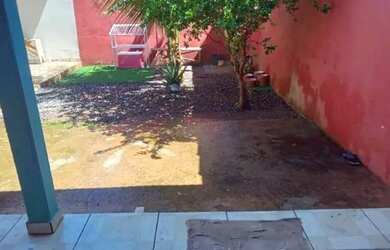 Imagem: A casa possui 3 Dormitórios e 1 Banheiro e está localizado