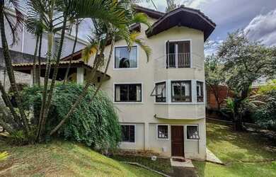 Imagem: A casa em condomínio possui 5 Dormitórios, 5 Banheiros, 5