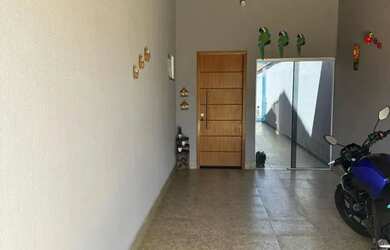 Imagem: A casa possui 3 Dormitórios, 2 Banheiros, 5 Vagas na garagem