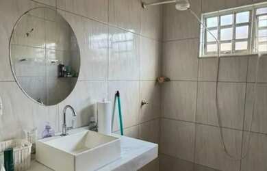 Imagem: A casa possui 3 Dormitórios, 3 Banheiros, 2 Vagas na garagem