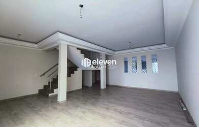 Imagem: A casa possui 4 Dormitórios, 5 Banheiros, 2 Vagas na garagem