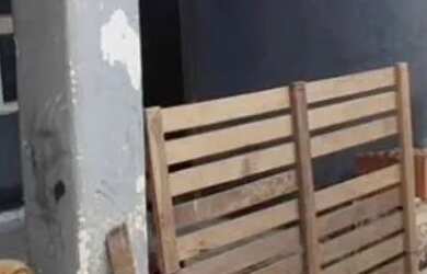 Imagem: A casa possui 3 Dormitórios, 2 Banheiros, 2 Vagas na garagem