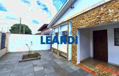 Imagem: A casa possui 3 Dormitórios, 1 Banheiro, 2 Vagas na garagem