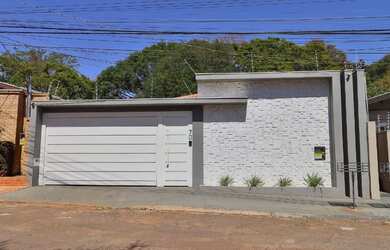 Imagem: A casa possui 4 Dormitórios, 5 Banheiros, 2 Vagas na garagem