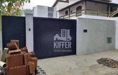 Imagem: A casa possui 3 Dormitórios, 2 Banheiros, 2 Vagas na garagem