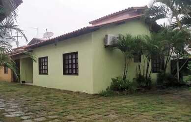 Imagem: A casa possui 3 Dormitórios, 2 Banheiros, 2 Vagas na garagem