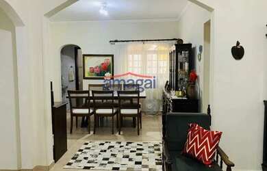 Imagem: A casa possui 2 Dormitórios, 2 Banheiros, 2 Vagas na garagem