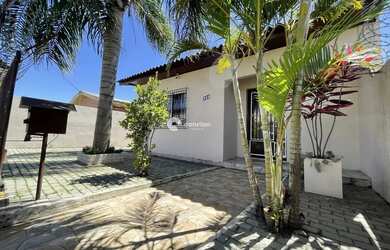 Imagem: A casa possui 3 Dormitórios, 1 Banheiro, 3 Vagas na garagem