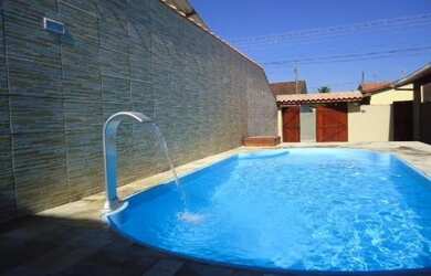 Imagem: A casa possui 2 Dormitórios, Acomodam 10 pessoas, 2 Vagas na