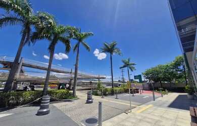 Imagem: O depósito possui 5 Vagas na garagem, 1.371m² de Área e