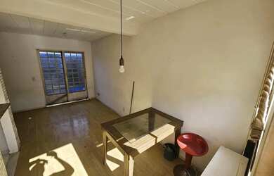 Imagem: A casa possui 2 Dormitórios, 1 Banheiro, 1 Vaga na garagem