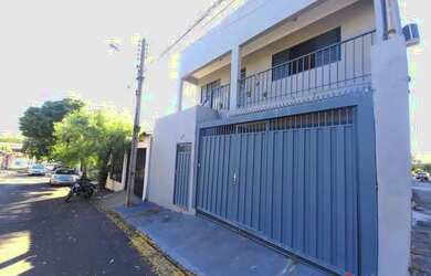 Imagem: A casa possui 3 Dormitórios, 2 Banheiros, 1 Vaga na garagem