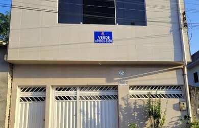 Imagem: A casa possui 4 Dormitórios, 3 Banheiros, 1 Vaga na garagem