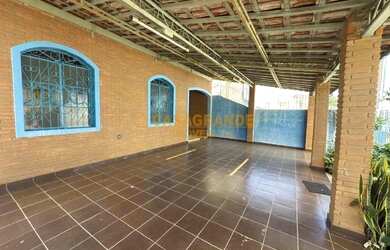 Imagem: A casa possui 3 Dormitórios, 2 Banheiros, 4 Vagas na garagem