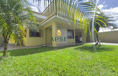 Imagem: A casa possui 3 Dormitórios, 3 Banheiros, 4 Vagas na garagem