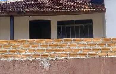 Imagem: A casa possui 5 Dormitórios, 2 Banheiros, 300-0m² de Área