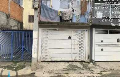 Imagem: A casa possui 1 Dormitório, 1 Banheiro, 1 Vaga na garagem