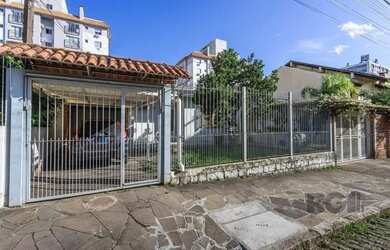 Imagem: A casa possui 2 Dormitórios, 2 Banheiros, 2 Vagas na garagem