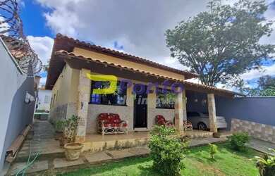 Imagem: A casa possui 3 Dormitórios, 3 Banheiros, 2 Vagas na garagem