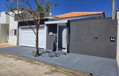 Imagem: A casa possui 3 Dormitórios, 2 Banheiros, 3 Vagas na garagem