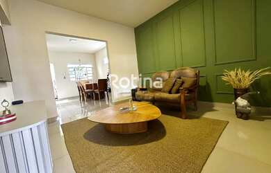 Imagem: A casa possui 4 Dormitórios, 2 Banheiros, 1 Vaga na garagem