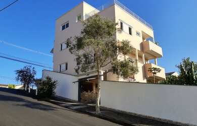 Imagem: A casa possui 5 Dormitórios, 3 Banheiros, 5 Vagas na garagem