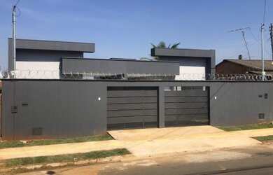 Imagem: A casa possui 2 Dormitórios, 2 Banheiros, 1 Vaga na garagem