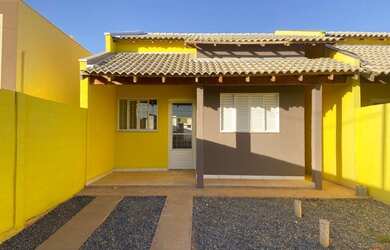 Imagem: A casa possui 2 Dormitórios, 1 Banheiro, 2 Vagas na garagem