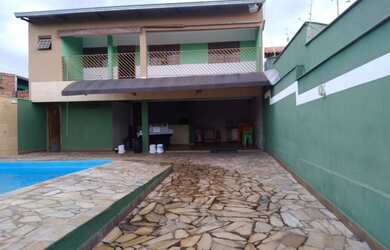 Imagem: A casa possui 2 Dormitórios, 3 Banheiros, 5 Vagas na garagem