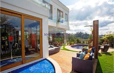 Imagem: A casa possui 5 Dormitórios, 5 Banheiros, 4 Vagas na garagem