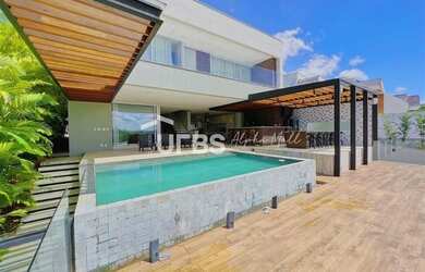 Imagem: A casa em condomínio possui 4 Dormitórios, 5 Banheiros, 4