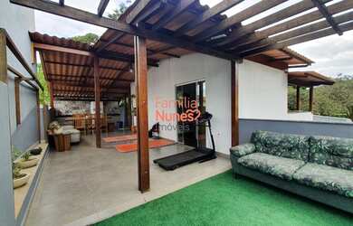 Imagem: A casa possui 4 Dormitórios, 5 Banheiros, 2 Vagas na garagem