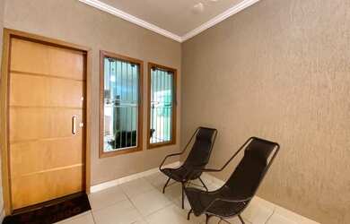 Imagem: A casa possui 3 Dormitórios, 2 Banheiros, 2 Vagas na garagem