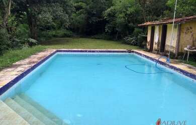 Imagem: A casa possui 5 Dormitórios, 2 Banheiros, 5 Vagas na garagem