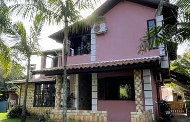 Imagem: A casa possui 5 Dormitórios, 3 Banheiros, 180m² de Área e