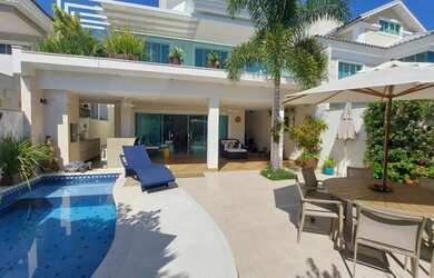 Imagem: A casa em condomínio possui 4 Dormitórios, 5 Banheiros, 2