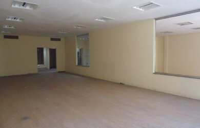 Imagem: O depósito possui 4 Vagas na garagem, 225m² de Área e está