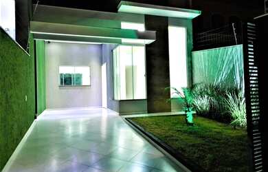 Imagem: A casa possui 3 Dormitórios, 2 Banheiros, 2 Vagas na garagem