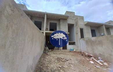 Imagem: A casa possui 3 Dormitórios, 2 Banheiros, 2 Vagas na garagem